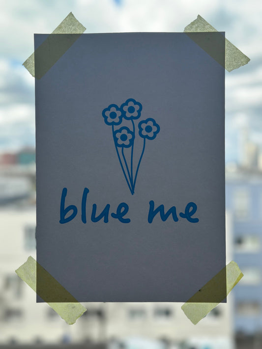Minimalistischer Kunstdruck mit der Aufschrift „blue me“ in blauer Typografie auf hellem Hintergrund.