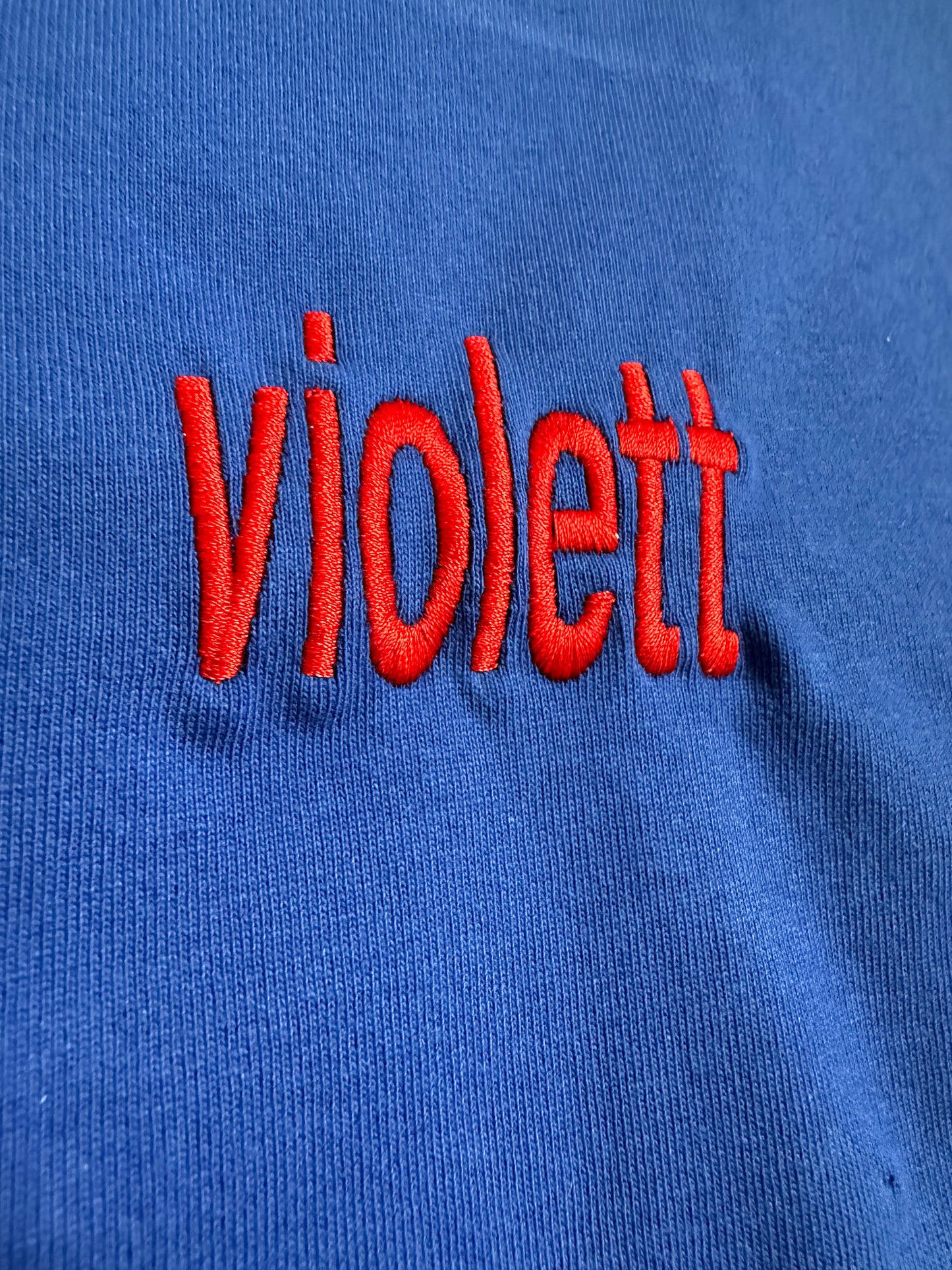 violett shirt